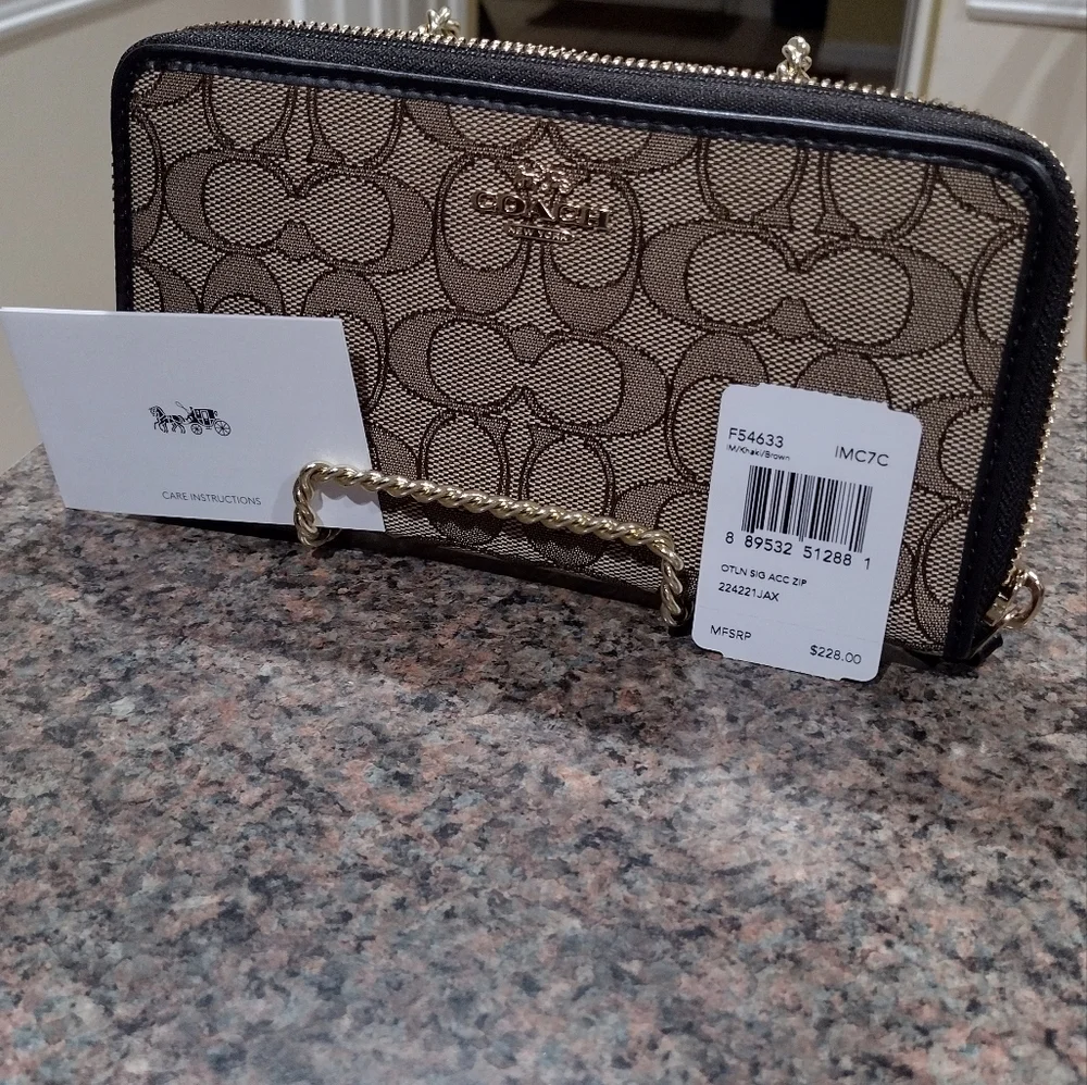 NWT Coach SiG C C Zip  around Wallet